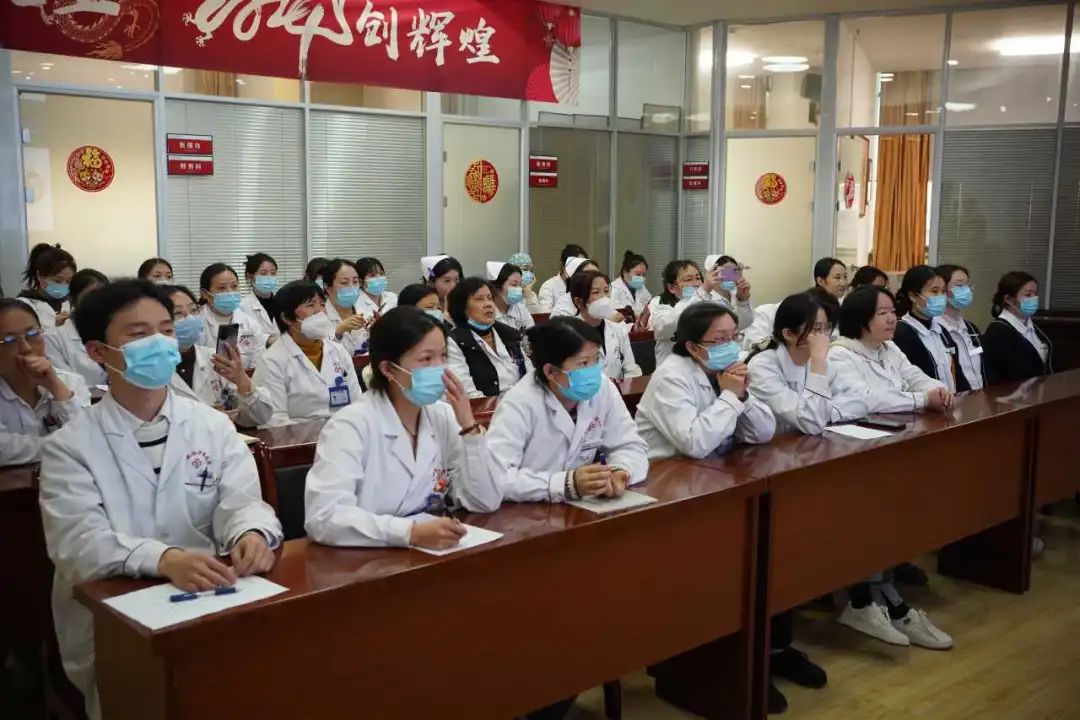 【医院动态】我院召开《医疗服务意识》培训会
